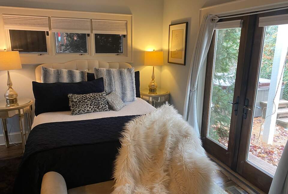 Stylish Asheville Getaway with Private Jacuzzi & Downtown Views - Asheville, North Carolina