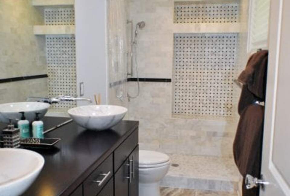 Stylish Asheville Getaway with Private Jacuzzi & Downtown Views - Asheville, North Carolina