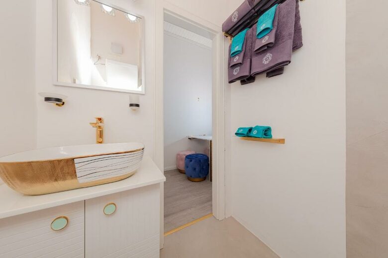 Bright & Airy Apartment Overlooking the Adriatic 1 - Novalja, Croatia