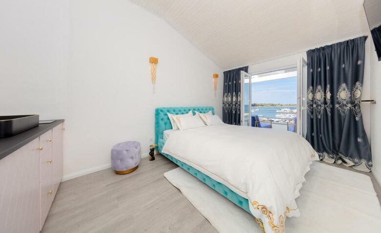 Bright & Airy Apartment Overlooking the Adriatic 1 - Novalja, Croatia