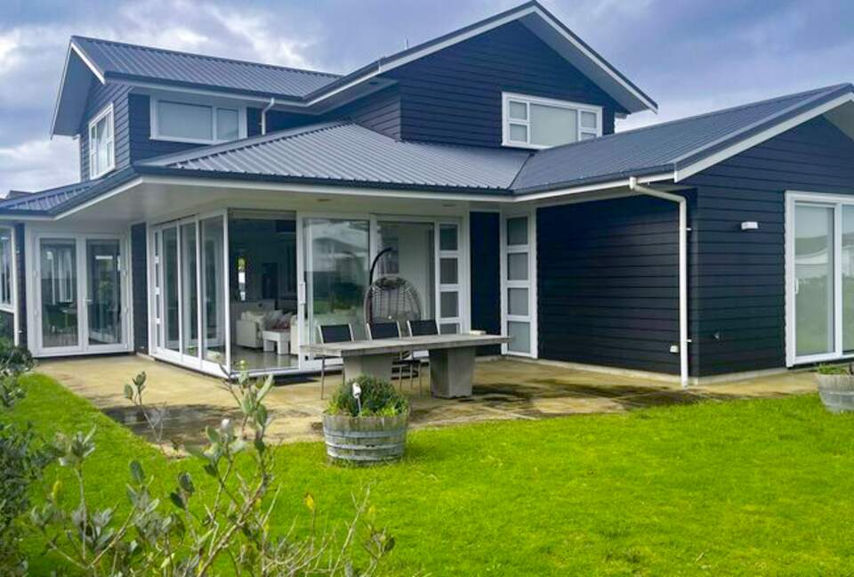 Sunlit Seaside Escape with Ocean Views - Omaha, New Zealand