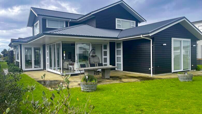 Sunlit Seaside Escape with Ocean Views - Omaha, New Zealand