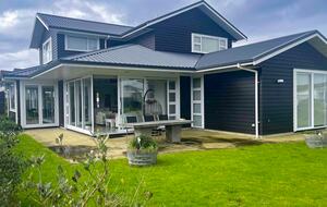 Sunlit Seaside Escape with Ocean Views - Omaha, New Zealand