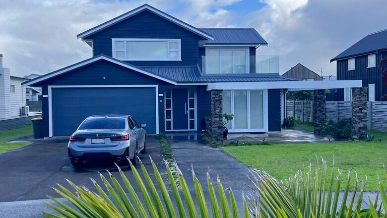 Sunlit Seaside Escape with Ocean Views - Omaha, New Zealand