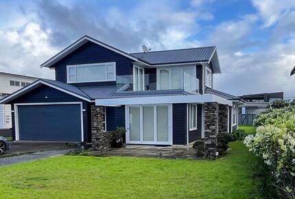 Sunlit Seaside Escape with Ocean Views - Omaha, New Zealand