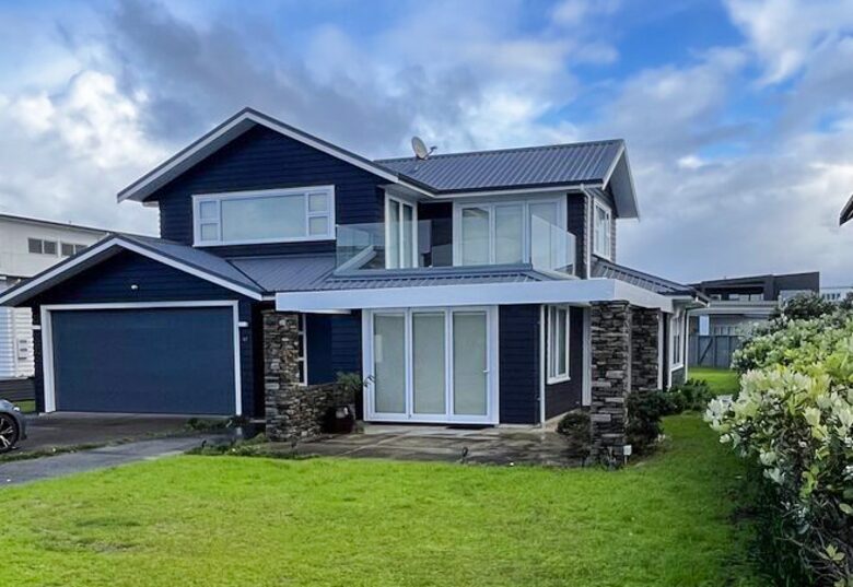 Sunlit Seaside Escape with Ocean Views - Omaha, New Zealand