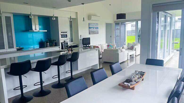 Sunlit Seaside Escape with Ocean Views - Omaha, New Zealand