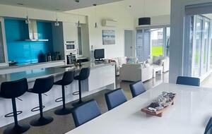 Sunlit Seaside Escape with Ocean Views - Omaha, New Zealand