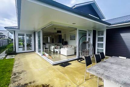 Sunlit Seaside Escape with Ocean Views - Omaha, New Zealand