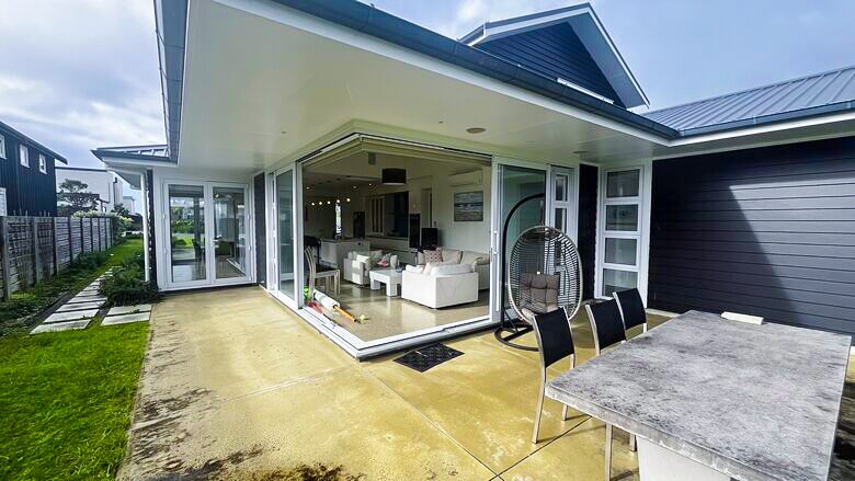 Sunlit Seaside Escape with Ocean Views - Omaha, New Zealand