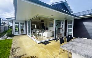 Sunlit Seaside Escape with Ocean Views - Omaha, New Zealand