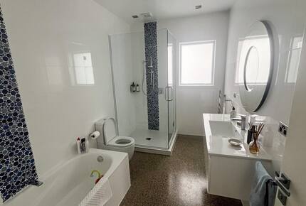 Sunlit Seaside Escape with Ocean Views - Omaha, New Zealand