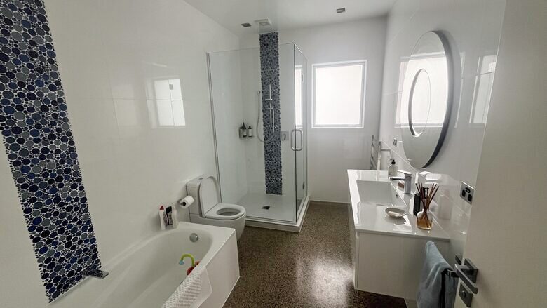 Sunlit Seaside Escape with Ocean Views - Omaha, New Zealand