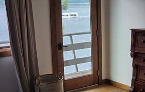 Tranquil Two-Level Retreat on the Shores of Tappen - Tappen, Canada