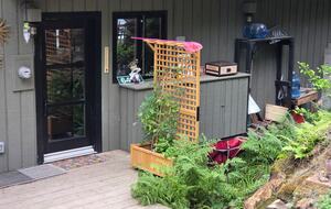 Tranquil Two-Level Retreat on the Shores of Tappen - Tappen, Canada