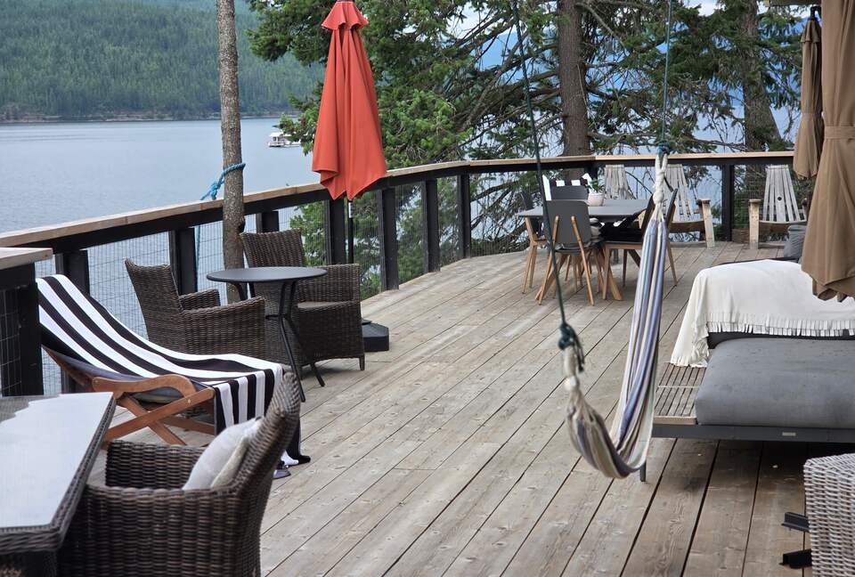 Tranquil Two-Level Retreat on the Shores of Tappen - Tappen, Canada