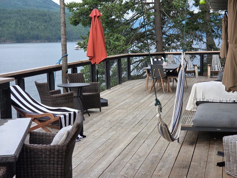 Tranquil Two-Level Retreat on the Shores of Tappen - Tappen, Canada