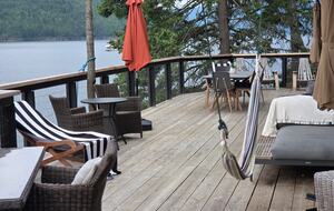 Tranquil Two-Level Retreat on the Shores of Tappen - Tappen, Canada