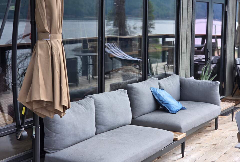 Tranquil Two-Level Retreat on the Shores of Tappen - Tappen, Canada