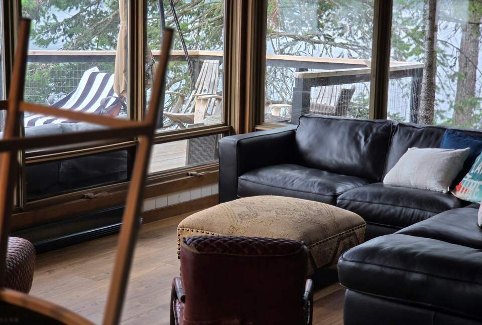 Tranquil Two-Level Retreat on the Shores of Tappen - Tappen, Canada