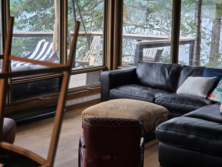 Tranquil Two-Level Retreat on the Shores of Tappen - Tappen, Canada