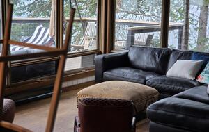 Tranquil Two-Level Retreat on the Shores of Tappen - Tappen, Canada