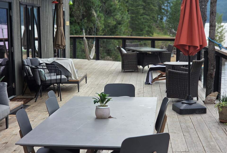 Tranquil Two-Level Retreat on the Shores of Tappen - Tappen, Canada