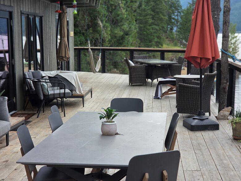 Tranquil Two-Level Retreat on the Shores of Tappen - Tappen, Canada