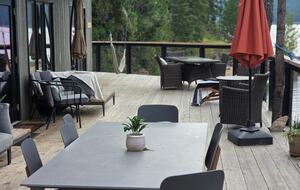 Tranquil Two-Level Retreat on the Shores of Tappen - Tappen, Canada