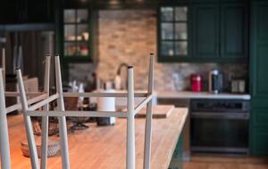 Tranquil Two-Level Retreat on the Shores of Tappen - Tappen, Canada