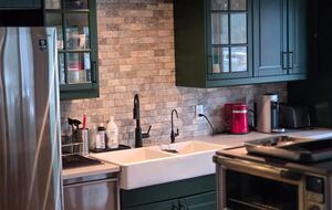 Tranquil Two-Level Retreat on the Shores of Tappen - Tappen, Canada