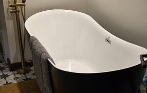 Tranquil Two-Level Retreat on the Shores of Tappen - Tappen, Canada