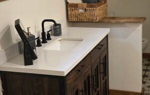 Tranquil Two-Level Retreat on the Shores of Tappen - Tappen, Canada