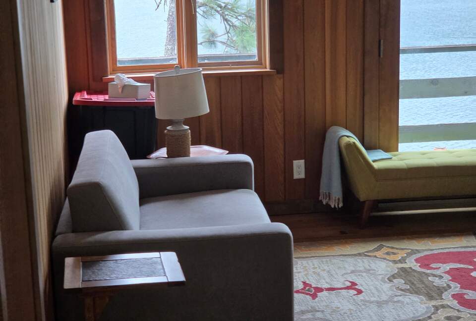 Tranquil Two-Level Retreat on the Shores of Tappen - Tappen, Canada