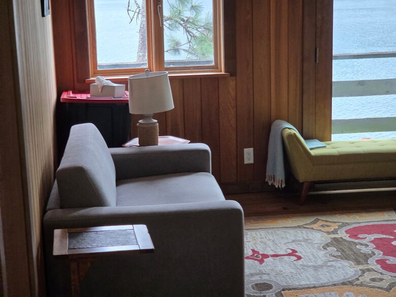 Tranquil Two-Level Retreat on the Shores of Tappen - Tappen, Canada