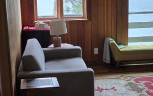 Tranquil Two-Level Retreat on the Shores of Tappen - Tappen, Canada