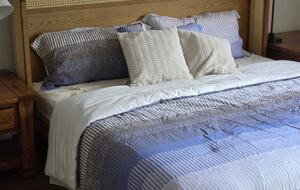 Tranquil Two-Level Retreat on the Shores of Tappen - Tappen, Canada