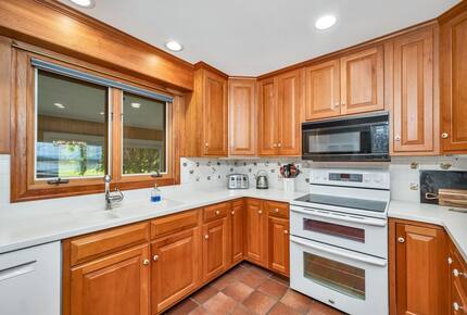 Lake Winnipesaukee Elegance | Tranquil Views & Timeless Comfort - Center Tuftonboro, New Hampshire