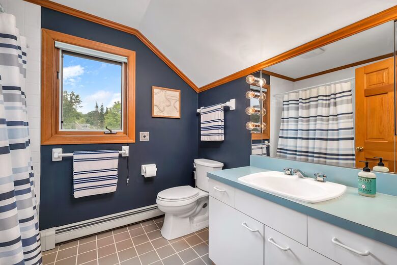 Lake Winnipesaukee Elegance | Tranquil Views & Timeless Comfort - Center Tuftonboro, New Hampshire