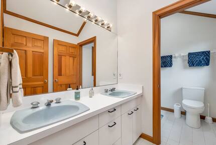 Lake Winnipesaukee Elegance | Tranquil Views & Timeless Comfort - Center Tuftonboro, New Hampshire