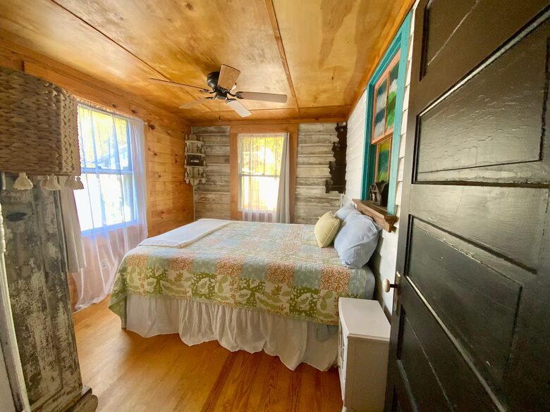 Charming 1910 Tybee Beach Cottage - Tybee Island, Georgia