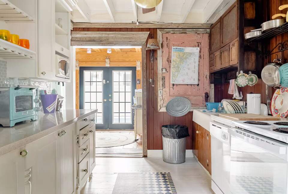 Charming 1910 Tybee Beach Cottage - Tybee Island, Georgia