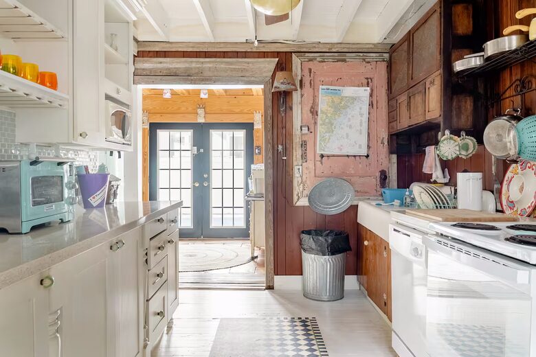 Charming 1910 Tybee Beach Cottage - Tybee Island, Georgia