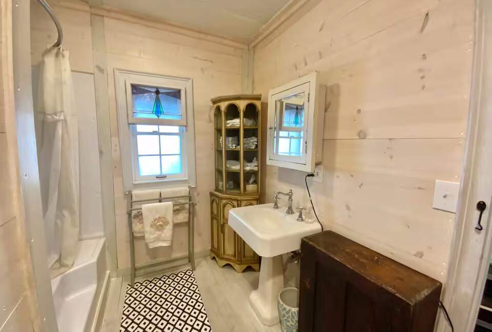 Charming 1910 Tybee Beach Cottage - Tybee Island, Georgia