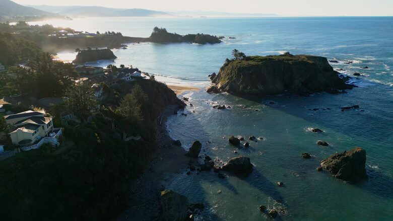 Rocky Waves Ocean Front Luxury Retreat - Brookings, Oregon