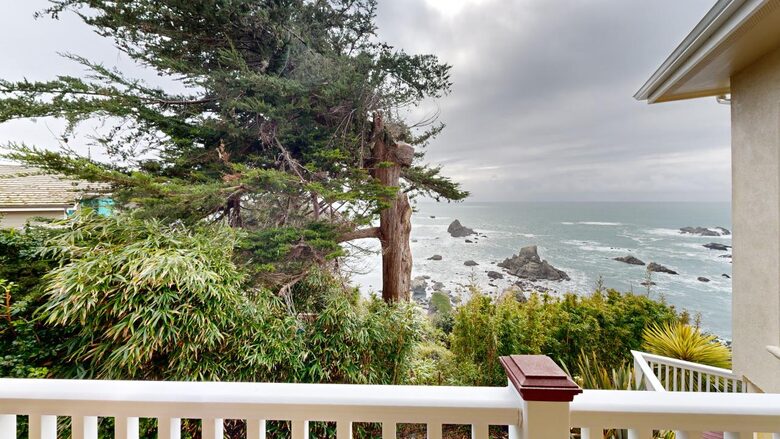 Rocky Waves Ocean Front Luxury Retreat - Brookings, Oregon