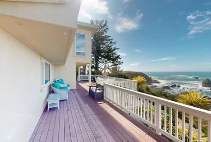 Rocky Waves Ocean Front Luxury Retreat - Brookings, Oregon