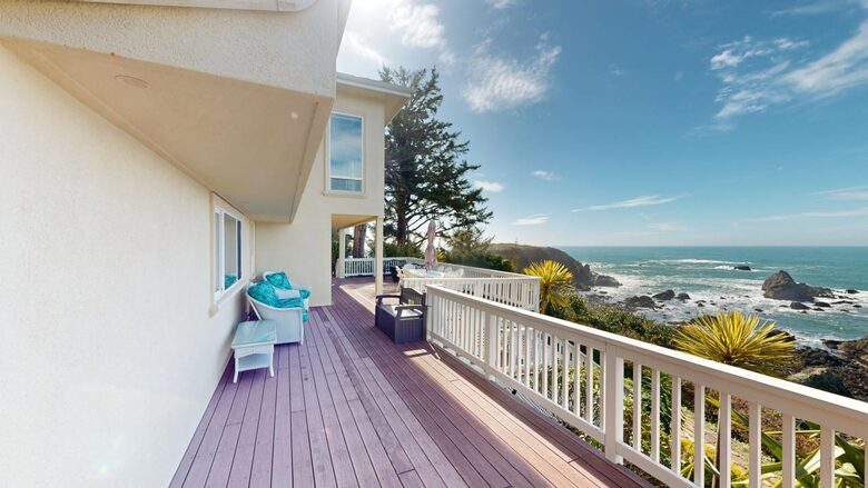 Rocky Waves Ocean Front Luxury Retreat - Brookings, Oregon