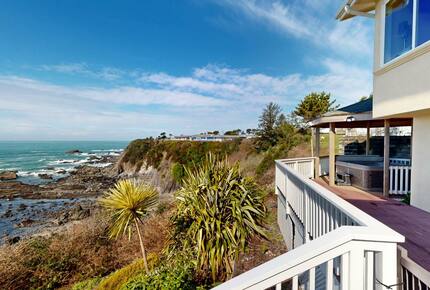 Rocky Waves Ocean Front Luxury Retreat - Brookings, Oregon