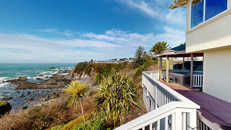 Rocky Waves Ocean Front Luxury Retreat - Brookings, Oregon